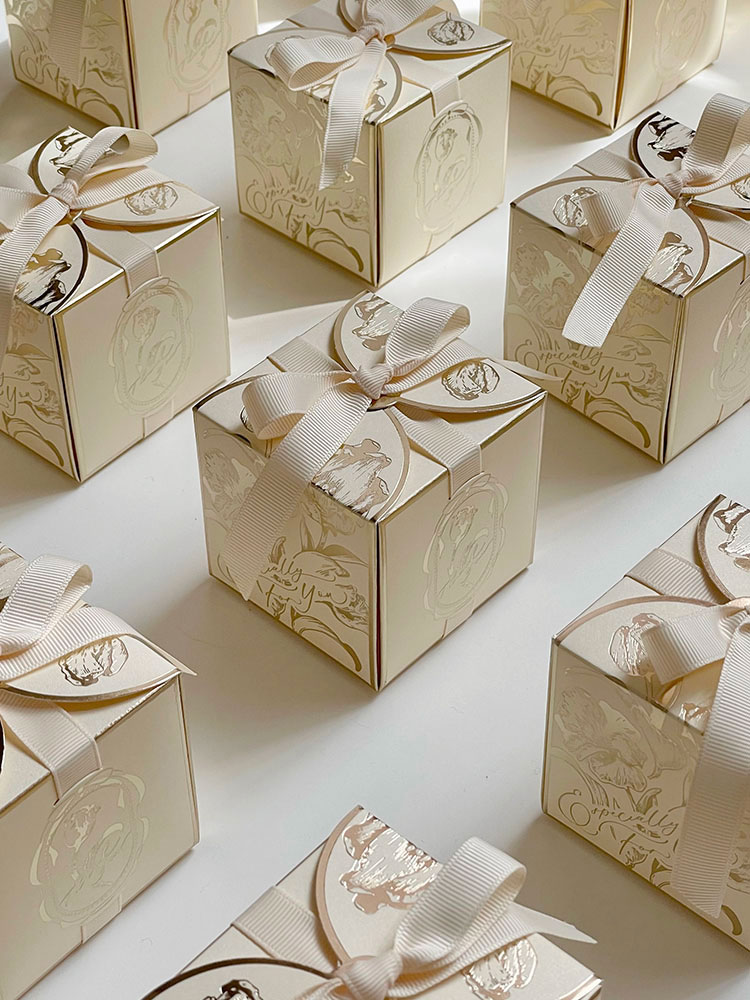 Square Paper Gift Boxes with R - Event Party Box 评论和价格
