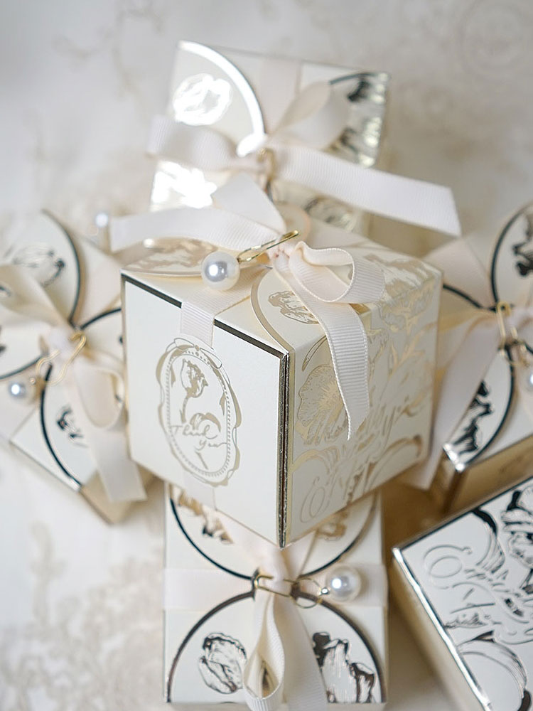 Square Paper Gift Boxes with R - Event Party Box 评论和价格